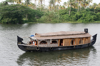 हाउसबोट ब्लिस: केरल के बैकवाटर्स में क्रूज़िंग