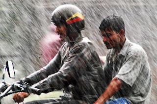 🌧️ बरसात और मेहनतकश वर्ग: ज़िन्दगी की जद्दोजहद में भीगे हुए सपने