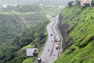 मुंबई-पुणे एक्सप्रेसवे पर यात्रा