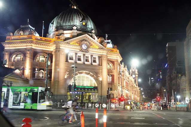 फ्लिंडर्स स्ट्रीट रेलवे स्टेशन – मंदिर जैसी खूबसूरती से सजा एक शानदार स्थल