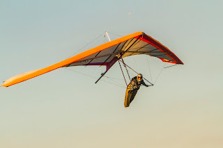 हैंग ग्लाइडिंग: आसमान में रोमांच