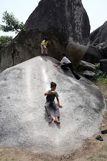 फिसलते बच्चे: ग्रामीण बिहार में खेल का आनंद