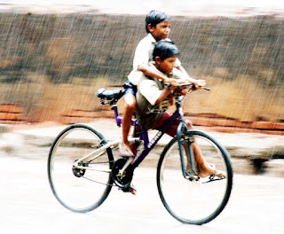 बारिश में साइक्लिंग: खुशी का एक लम्हा
